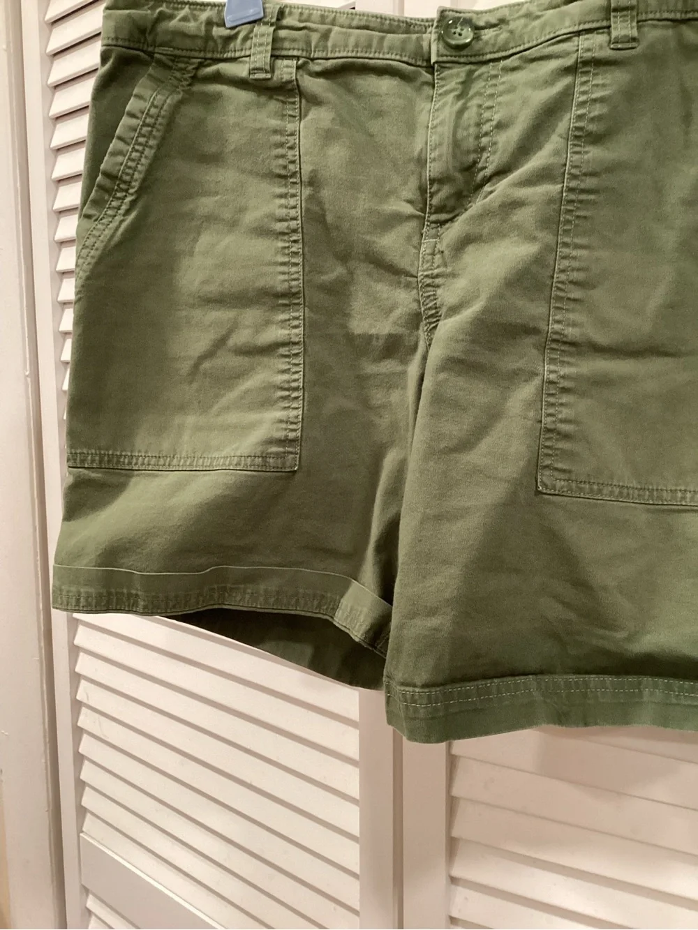 Patagonia Woman’s Olive khaki Utility Roll Cuff Shorts 8 - Picture 10 of 11